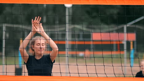 Mujeres-Compitiendo-En-Un-Torneo-Profesional-De-Voleibol-De-Playa.-Un-Defensor-Intenta-Detener-Un-Tiro-Durante-El-Voleibol-De-Playa-Profesional-Internacional-De-2-Mujeres.